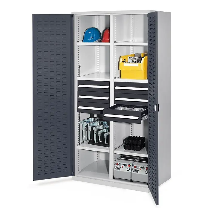 Kappes Metall-Mehrzweckschrank Schwerlastschränke mit Mitteltrennwand 1950x1000x600mm Schlitzplattentüre - 60 cm x 1.000 cm x 1,95 m, Anthrazitgrau - Grauer und dunkelgrauer Metall-Werkstattschrank mit geöffneten Türen, der Regale, Schubladen und Werkzeuge zeigt.