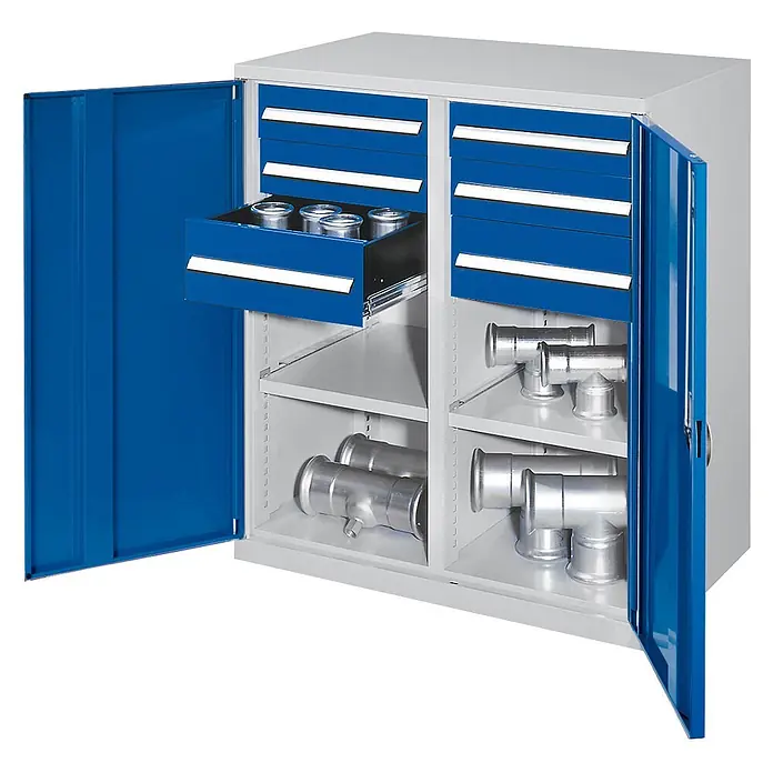 Kappes Metall-Mehrzweckschrank Schwerlast-Beistellschränke mit Mitteltrennwand 1110x1000x600mm Vollblecht - Enzianblau - Grauer Metallschrank mit blauen Türen und Schubladen; eine Schublade offen mit Kleinteilen, darunter Regale mit Rohrfittings.