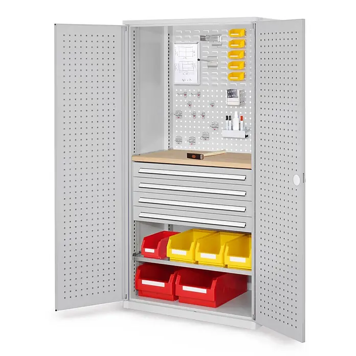 Kappes Metall-Mehrzweckschrank ®RasterPlan Schubladenschränke 1950x1000x600mm Lochplattentüren Modell 1 - 60 cm x 1.000 cm x 1,95 m, Lichtgrau - Offener grauer Metall-Werkstattschrank mit Holz-Arbeitsplatte, Schubladen, Lagerbehältern und gelochter Werkzeugwand.