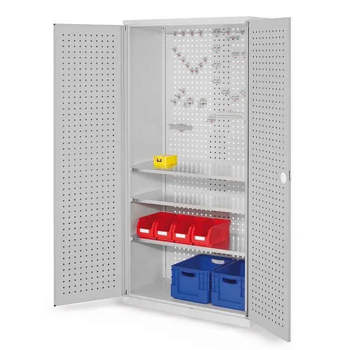 Kappes Metall-Mehrzweckschrank ®RasterPlan Werkzeugschrank 1950x1000m Modell 6 Tiefe 500mm Lochplattentü - Lichtgrau - Grauer Metall-Werkzeugschrank mit offenen Türen, gelochten Innenwänden, Regalböden, roten Boxen, blauen Kisten und Haken.