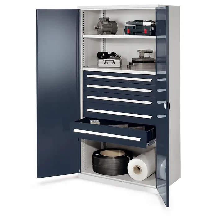 Kappes Metall-Mehrzweckschrank Schwerlastschränke ohne Mitteltrennwand 1950x1000x600mm Modell 44 Doppelwa - Anthrazitgrau - Metallschrank mit grauem Korpus und dunkelblauen Türen/Schubladen. Mit Regalen und ausziehbaren Schubladen, eine offen, zeigt Industrieartikel.