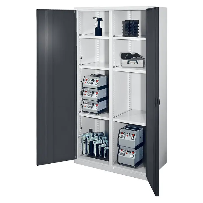 Kappes Metall-Mehrzweckschrank Schwerlastschränke mit Mitteltrennwand 1950x1000x600mm Vollblechtüren Mod - Anthrazitgrau - Metallschrank mit dunkelgrauen Türen und weißem Korpus, gefüllt mit Industriewerkzeugen auf mehreren Regalböden.