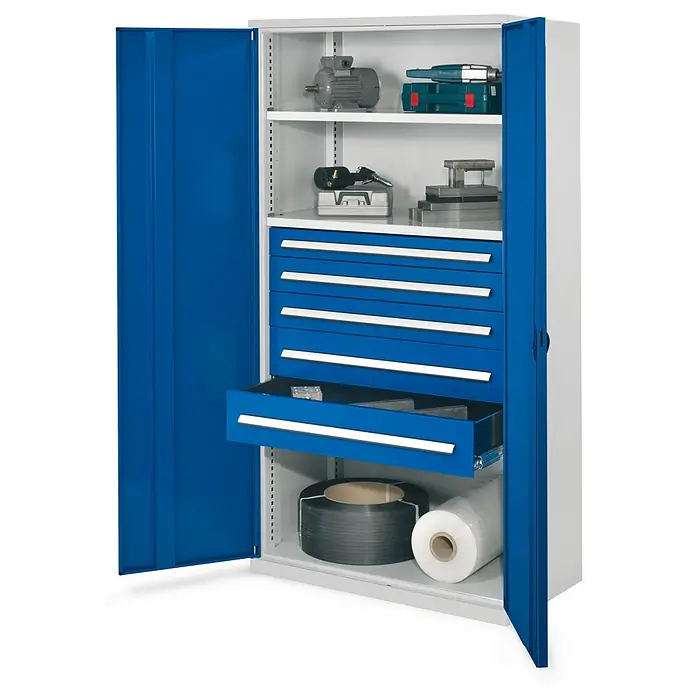 Kappes Metall-Mehrzweckschrank Schwerlastschränke ohne Mitteltrennwand 1950x1000x600mm Modell 44 Vollblec - 60 cm x 1.000 cm x 1,95 m, Enzianblau - Blau-grauer Metallschrank mit offenen Türen, Regalböden und mehreren Schubladen, eine mit Metallteilen. Werkzeuge und Materialien sind innen gelagert.