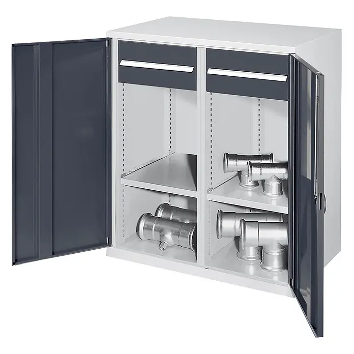 Kappes Schwerlast-Beistellschränke mit Mitteltrennwand 1110x1000x600mm Vollblechtüren Modell 77 anthrazitgrau -  - Grauer Metallschrank mit offenen Türen, Innenböden und Rohrformstücken.
