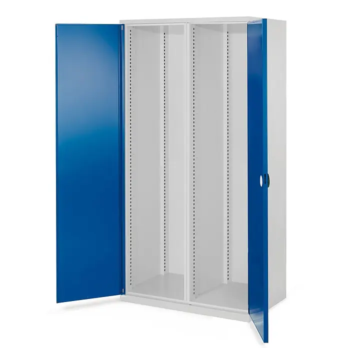 Kappes Metall-Mehrzweckschrank Schwerlastschränke mit Mitteltrennwand 1950x1000x600mm Doppelwandtüren Mo - Enzianblau - Metallschrank mit zwei offenen blauen Türen, graues Interieur mit mehreren Fächern und perforierten Pfosten für verstellbare Regalböden.