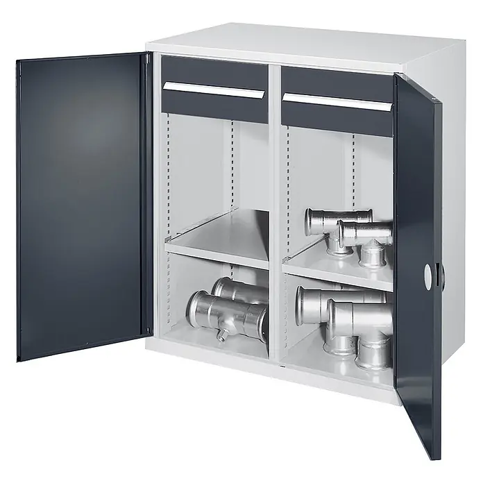 Kappes Metall-Mehrzweckschrank Schwerlast-Beistellschränke mit Mitteltrennwand 1110x1000x600mm Doppelwand - Anthrazitgrau - Offener grauer Metallschrank mit Regalböden und zwei oberen Fächern, der Rohrverbindungsstücke zeigt.