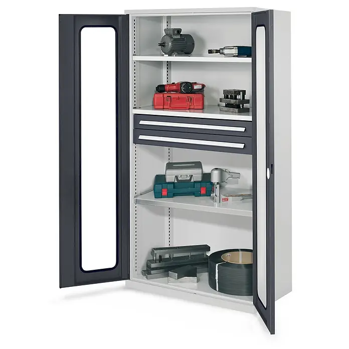 Kappes Metall-Mehrzweckschrank Schwerlastschränke ohne Mitteltrennwand 1950x1000x600mm Modell 45 Sichtfen - 60 cm x 1.000 cm x 1,95 m, Anthrazitgrau - Grau-weißer Werkstattschrank mit geöffneten Türen mit Sichtfenstern, der Regale, Schubladen und diverse Werkzeuge und Materialien zeigt.