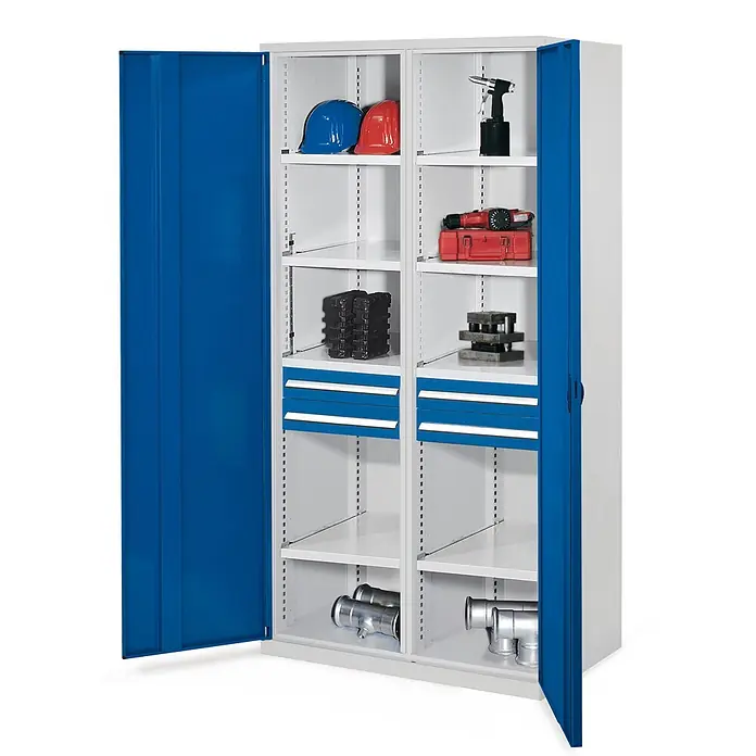 Kappes Metall-Mehrzweckschrank Schwerlastschränke mit Mitteltrennwand 1950x1000x600mm Vollblechtüren Mod - Enzianblau - Blauer und weißer Metallschrank mit offenen Türen, zeigt Regale, Schubladen und diverse Werkzeuge.
