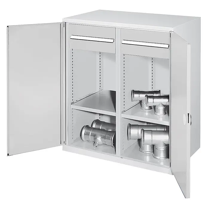 Kappes Schwerlast-Beistellschränke mit Mitteltrennwand 1110x1000x600mm Doppelwandtüren Modell 77 lichtgrau -  - Hellgrauer Metallschrank mit zwei geöffneten Türen, zwei Schubladen und Innenregalen mit Metallformstücken.