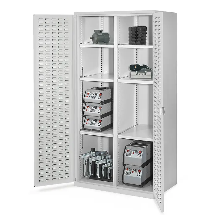 Kappes Metall-Mehrzweckschrank Schwerlastschränke mit Mitteltrennwand 1950x1000x600mm Schlitzplattentüre - Lichtgrau - Weißer Metallschrank für industrielle Lagerung mit belüfteten Türen, organisierten Regalen und diversen Werkzeugen/Geräten.