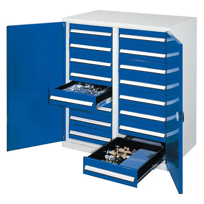 Kappes Metall-Mehrzweckschrank Schwerlast-Beistellschränke mit Mitteltrennwand 1110x1000x600mm Doppelwand - 60 cm x 1.000 cm x 1,11 m, Enzianblau - Blau-weißer Werkzeugschrank mit vielen Schubladen, zwei davon geöffnet mit verschiedenen Metallteilen und Armaturen.