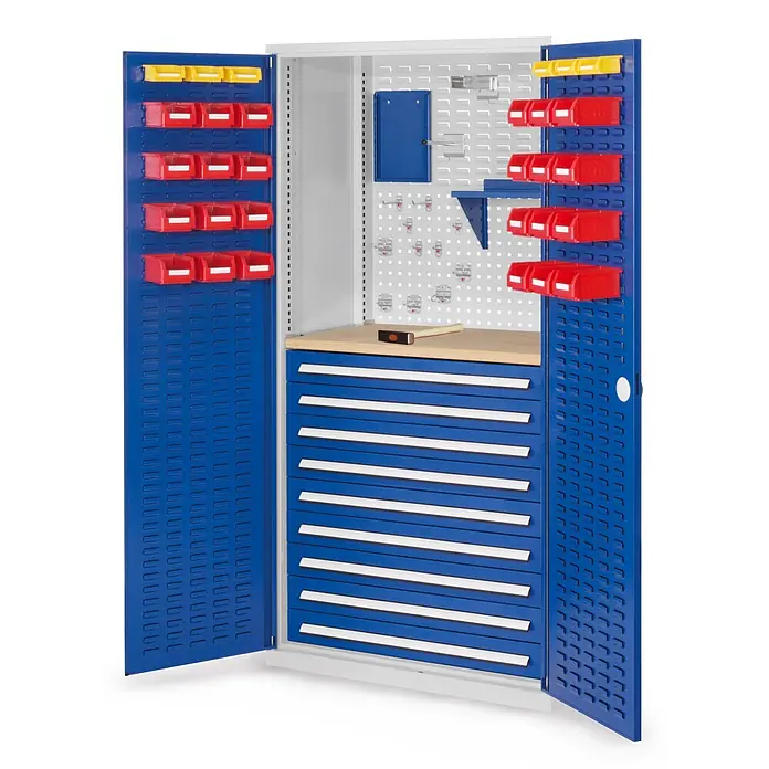 Kappes Metall-Mehrzweckschrank ®RasterPlan Schubladenschränke 1950x1000x600mm Schlitzplattentüren Model - Enzianblau - Blau-weißer Metall-Werkstattschrank mit roten und gelben Aufbewahrungsboxen, Holzplatte und blauen Schubladen zur Werkzeugorganisation.