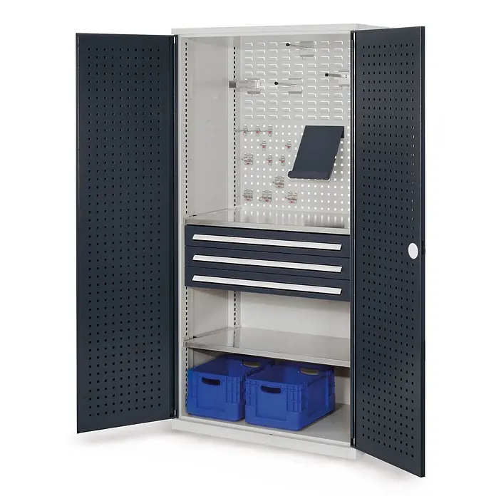 Kappes Metall-Mehrzweckschrank ®RasterPlan Schubladenschränke 1950x1000x600mm Lochplattentüren Modell 1 - Anthrazitgrau - Offener Industrieschrank mit dunkelgrauen Lochblechtüren, hellem Innenraum, Schubladen und blauen Kisten.