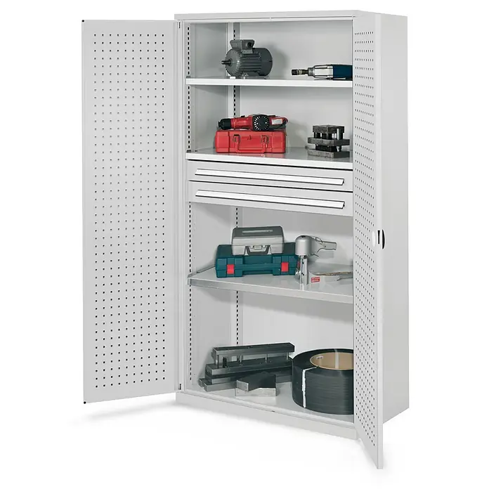 Kappes Metall-Mehrzweckschrank Schwerlastschränke ohne Mitteltrennwand 1950x1000x600mm Modell 45 Lochplat - Lichtgrau - Hellgrauer Metall-Werkstattschrank mit offenen Türen, Lochblechwänden und Regalböden voller Werkzeuge und Materialien.
