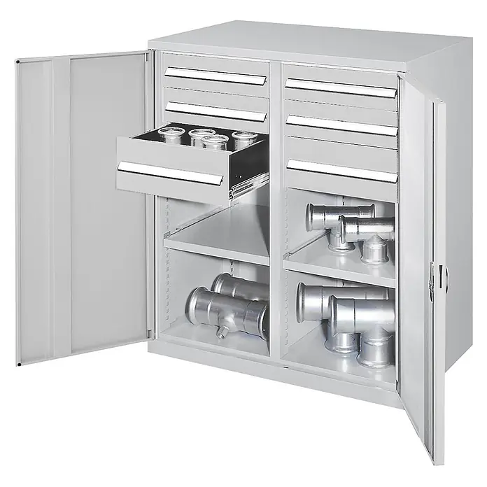 Kappes Metall-Mehrzweckschrank Schwerlast-Beistellschränke mit Mitteltrennwand 1110x1000x600mm Vollblecht - 60 cm x 1.000 cm x 1,11 m, Lichtgrau - Hellgrauer Metallschrank mit offenen Türen, mehreren Schubladen (eine offen mit kleinen Behältern) und Regalen für Metallarmaturen.