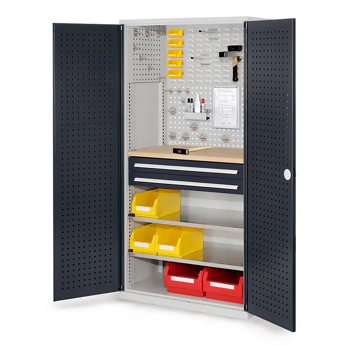 Kappes Metall-Mehrzweckschrank ®RasterPlan Schubladenschränke 1950x1000x600mm Lochplattentüren Modell 1 - Anthrazitgrau - Offener dunkelgrauer Werkstattschrank aus Metall mit Holzwerkbank, Lochwand, Regalen, Schubladen und Lagerbehältern.