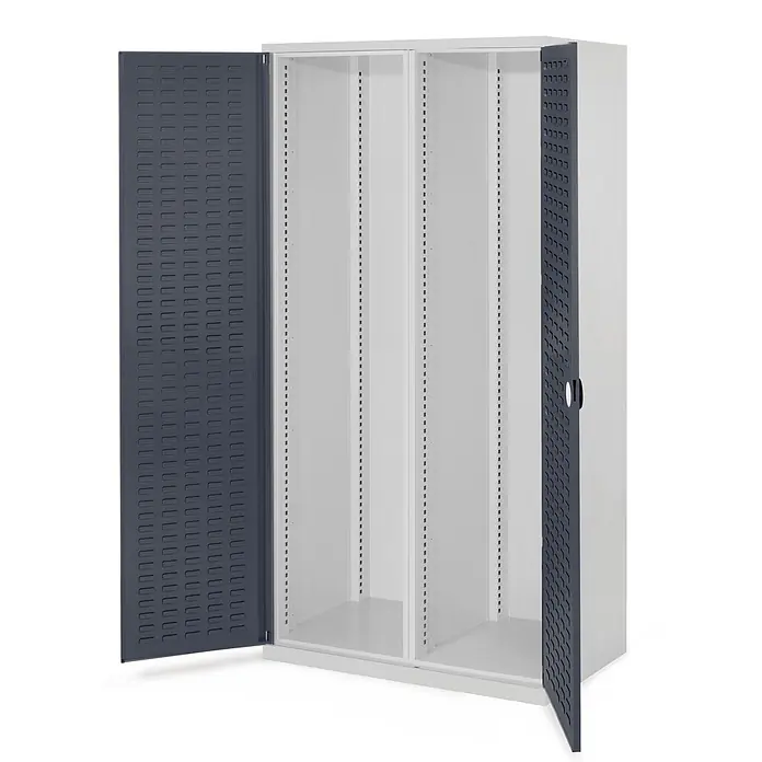 Kappes Metall-Mehrzweckschrank Schwerlastschränke mit Mitteltrennwand 1950x1000x600mm Schlitzplattentüre - Anthrazitgrau - Offener Metallschrank mit dunkelgrauen perforierten Türen und hellgrauem Innenraum, mit verstellbaren Fachböden.