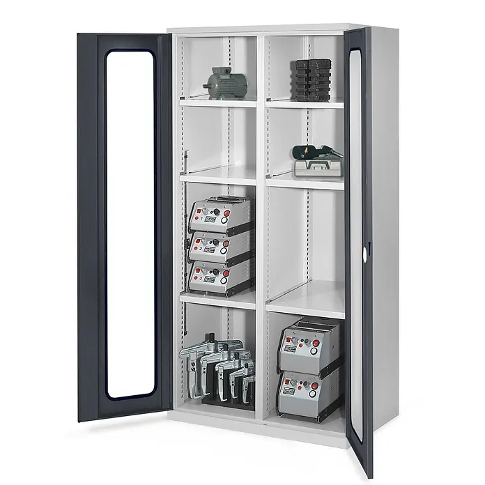 Kappes Metall-Mehrzweckschrank Schwerlastschränke mit Mitteltrennwand 1950x1000x600mm Sichtfenstertüren - Anthrazitgrau - Grauer Metallschrank mit geöffneten Türen, der organisierte Regale mit verschiedenen Industriewerkzeugen und -ausrüstungen zeigt.