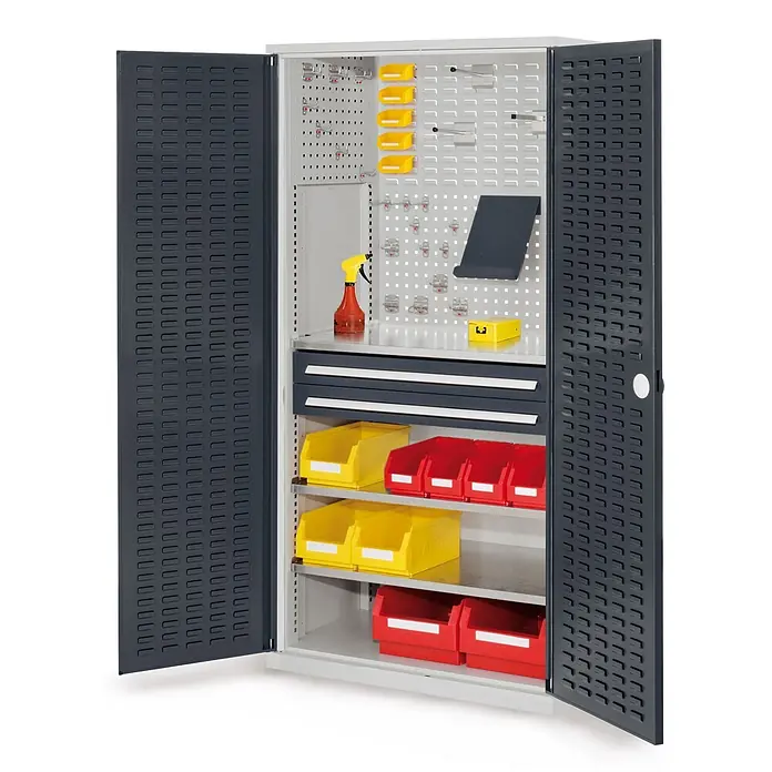 Kappes Metall-Mehrzweckschrank ®RasterPlan Schubladenschränke 1950x1000x600mm Schlitzplattentüren Model - 60 cm x 1.000 cm x 1,95 m, Anthrazitgrau - Grauer Industrieschrank mit offenen Türen, der Lochwände, Regale, Schubladen und gelbe sowie rote Ordnungsbehälter zeigt.