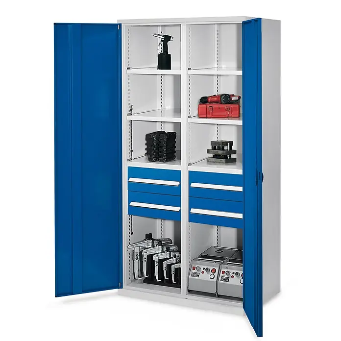 Kappes Metall-Mehrzweckschrank Schwerlastschränke mit Mitteltrennwand 1950x1000x600mm Vollblechtüren Mod - Enzianblau - Zweitüriger grauer Werkstattschrank mit blauen Akzenten, offen mit Regalen und Schubladen voller Werkzeuge.