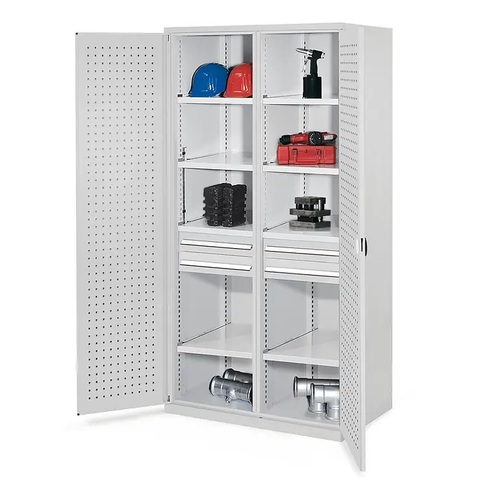 Kappes Metall-Mehrzweckschrank Schwerlastschränke mit Mitteltrennwand 1950x1000x600mm Lochplattentüren M - Lichtgrau - Weißer Metallschrank mit offenen Türen, zeigt Regale, Schubladen, Helme, Werkzeuge und Rohrfittings.