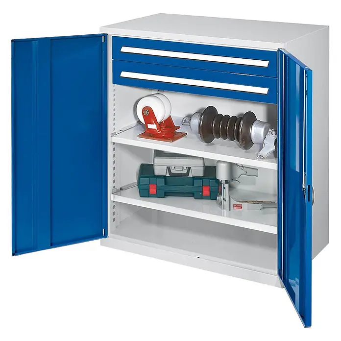 Kappes Metall-Mehrzweckschrank Schwerlast-Beistellschränke ohne Mitteltrennwand 1110x1000x600mm Modell 63 - 60 cm x 1.000 cm x 1,11 m, Enzianblau - Grauer Metallschrank mit blauen Türen und zwei Schubladen, gefüllt mit Industrieartikeln und Werkzeugkästen.