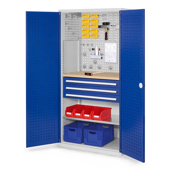 Kappes Metall-Mehrzweckschrank ®RasterPlan Schubladenschränke 1950x1000x600mm Lochplattentüren Modell 1 - 60 cm x 1.000 cm x 1,95 m, Enzianblau - Blauer und grauer Werkstattschrank mit offenen Türen, zeigt organisierte Aufbewahrung: Lochwand, gelbe Behälter, Schubladen, rote Behälter und blaue Kisten.