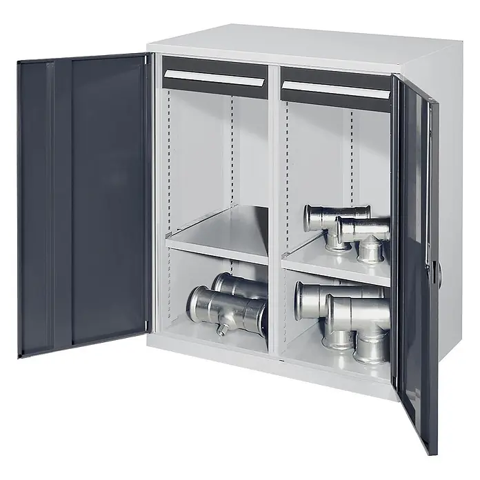 Kappes Metall-Mehrzweckschrank Schwerlast-Beistellschränke mit Mitteltrennwand 1110x1000x600mm Vollblecht - 60 cm x 1.000 cm x 1,11 m, Anthrazitgrau - Heller Metallschrank mit dunklen Türen, verstellbaren Einlegeböden und silbernen Rohrverbindungen.