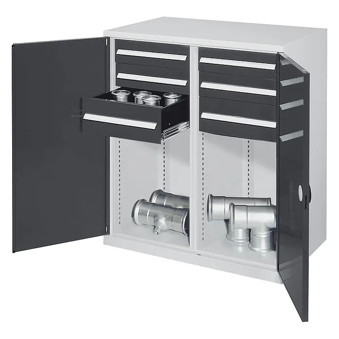 Kappes Metall-Mehrzweckschrank Schwerlast-Beistellschränke mit Mitteltrennwand 1110x1000x600mm Doppelwand - Anthrazitgrau - Grauer Metallschrank mit offenen dunkelgrauen Türen, einer ausgezogenen Schublade mit Behältern und Rohrfittings auf Ablagen.