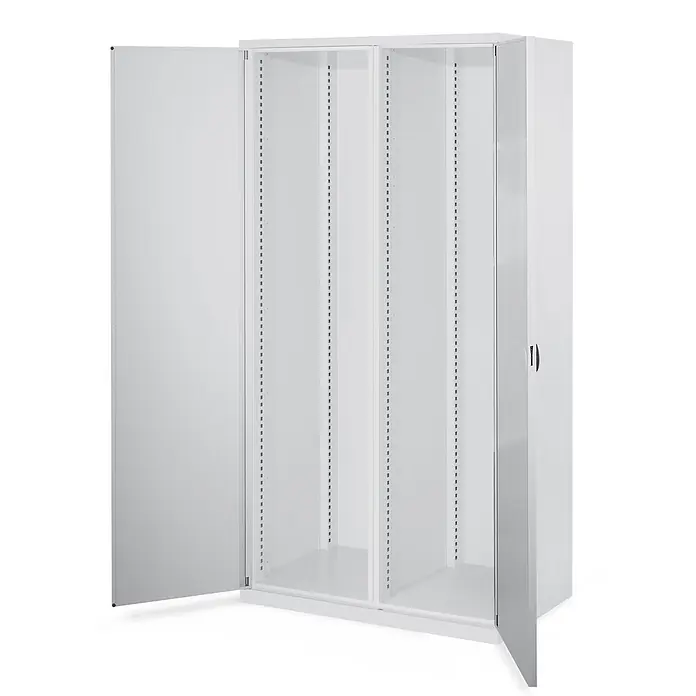 Kappes Schwerlastschränke mit Mitteltrennwand 1950x1000x600mm Doppelwandtüren Modell 50 lichtgrau -  - Weißer Metallschrank mit zwei geöffneten Türen, der verstellbare Fachbödenhalterungen zeigt.