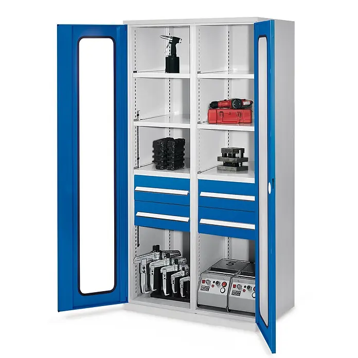 Kappes Metall-Mehrzweckschrank Schwerlastschränke mit Mitteltrennwand 1950x1000x600mm Sichtfenstertüren - Enzianblau - Offener grauer Metallschrank mit blauen Türen und Schubladen, mit Werkzeugen und Geräten auf Fachböden und in Auszügen.