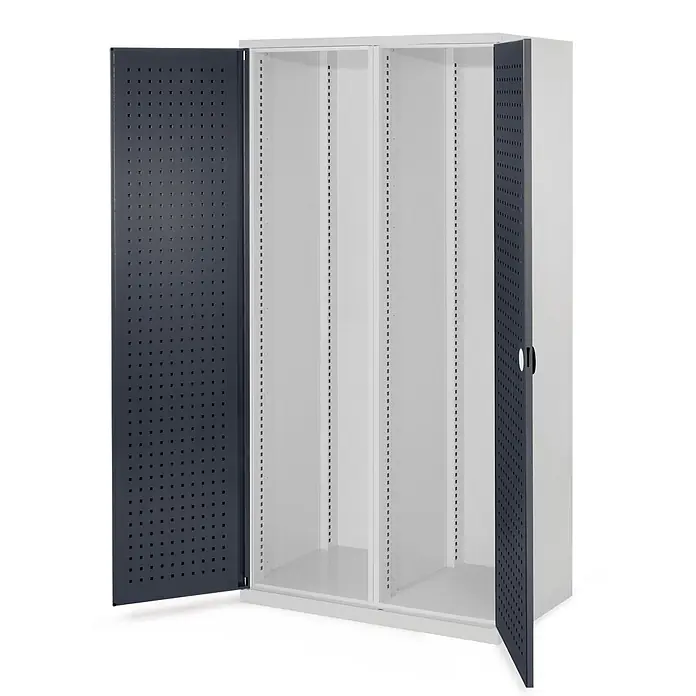 Kappes Metall-Mehrzweckschrank Schwerlastschränke mit Mitteltrennwand 1950x1000x600mm Lochplattentüren M - Anthrazitgrau - Hellgrauer Metallschrank mit zwei Fächern und geöffneten dunkelgrauen perforierten Türen.