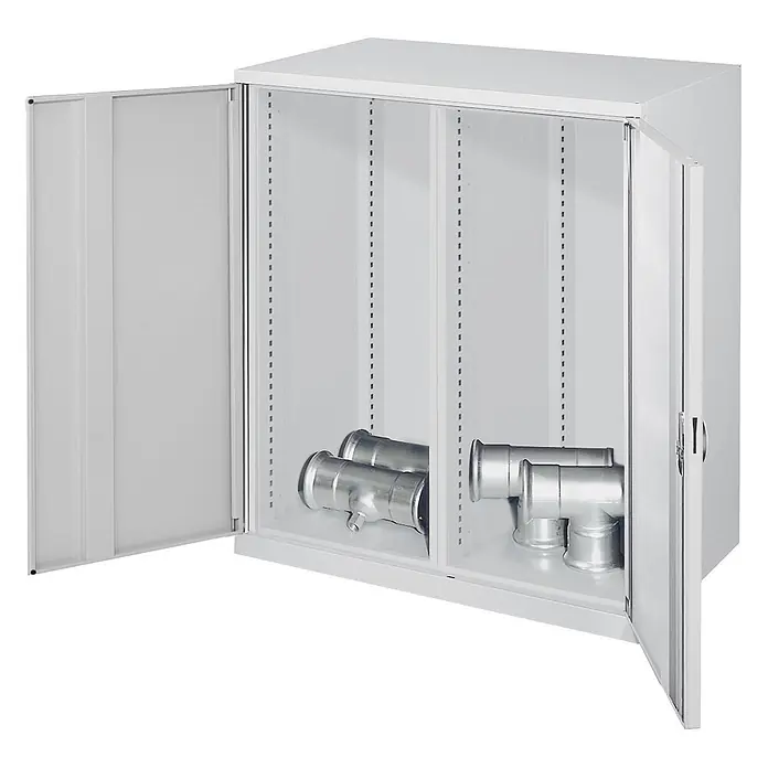 Kappes Metall-Mehrzweckschrank Schwerlast-Beistellschränke mit Mitteltrennwand 1110x1000x600mm Vollblecht - 60 cm x 1.000 cm x 1,11 m, Lichtgrau - Weißer Metallschrank mit zwei geöffneten Türen, zeigt zwei Innenfächer und Rohrformstücke.