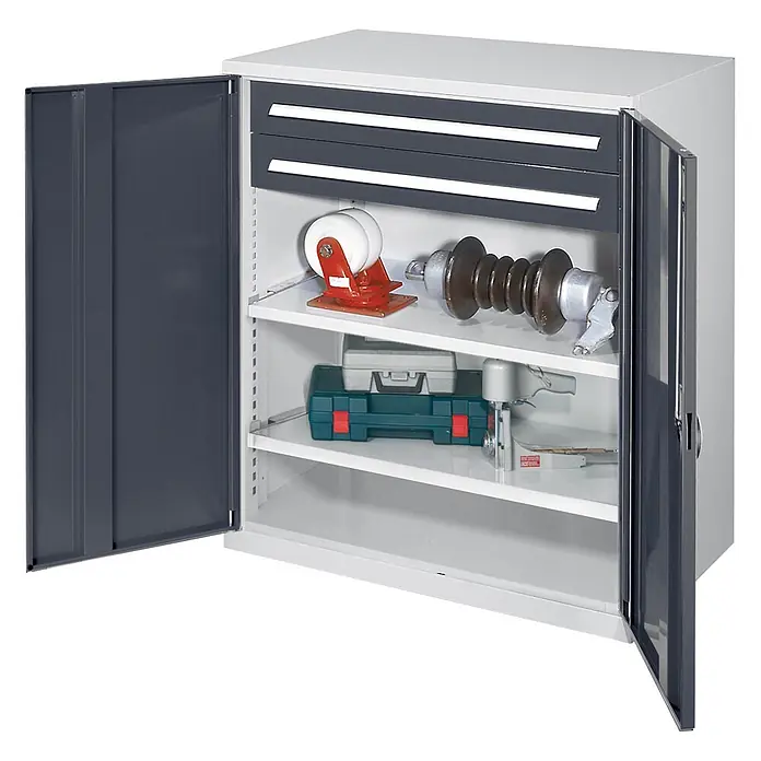 Kappes Metall-Mehrzweckschrank Schwerlast-Beistellschränke ohne Mitteltrennwand 1110x1000x600mm Modell 63 - Anthrazitgrau - Grau-dunkelgrauer Metallschrank mit offenen Türen, zeigt zwei Schubladen und drei Ablagen mit verschiedenen Werkzeugen und Industrieteilen.