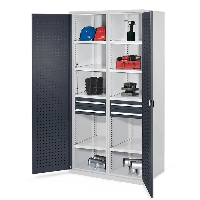 Kappes Metall-Mehrzweckschrank Schwerlastschränke mit Mitteltrennwand 1950x1000x600mm Lochplattentüren M - Anthrazitgrau - Heller Metall-Werkstattschrank mit offenen, dunkelgrauen perforierten Türen, innen Regale, Schubladen, Helme, Werkzeuge und Rohre.