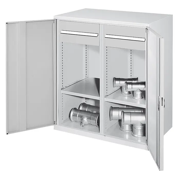 Kappes Schwerlast-Beistellschränke mit Mitteltrennwand 1110x1000x600mm Vollblechtüren Modell 77 lichtgrau -  - Hellgrauer Metallschrank mit zwei offenen Türen, zwei Schubladen, Einlegeböden und Metallrohrfittings.