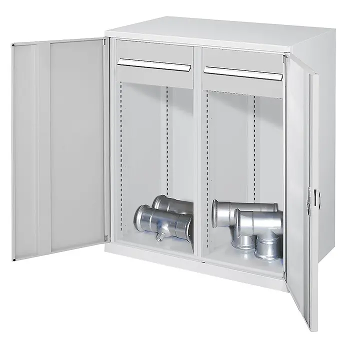 Kappes Metall-Mehrzweckschrank Schwerlast-Beistellschränke mit Mitteltrennwand 1110x1000x600mm Vollblecht - 60 cm x 1.000 cm x 1,11 m, Lichtgrau - Hellgrauer Metallschrank mit zwei geöffneten Türen, zwei Innenfächern, oberen Schubladen und Metallrohrfittingen.
