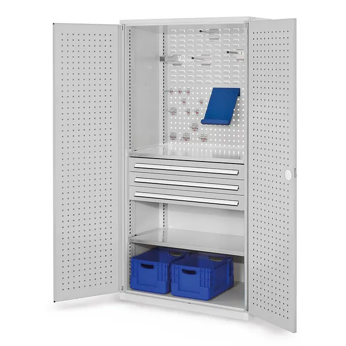 Kappes ®RasterPlan Schubladenschränke 1950x1000x600mm Lochplattentüren Modell 12 lichtgrau -  - Offener grauer Metallschrank mit perforierten Türen und Rückwand, mit drei Schubladen, zwei Ablagen und Werkzeughaltern. Zwei blaue Kisten auf unterer Ablage.