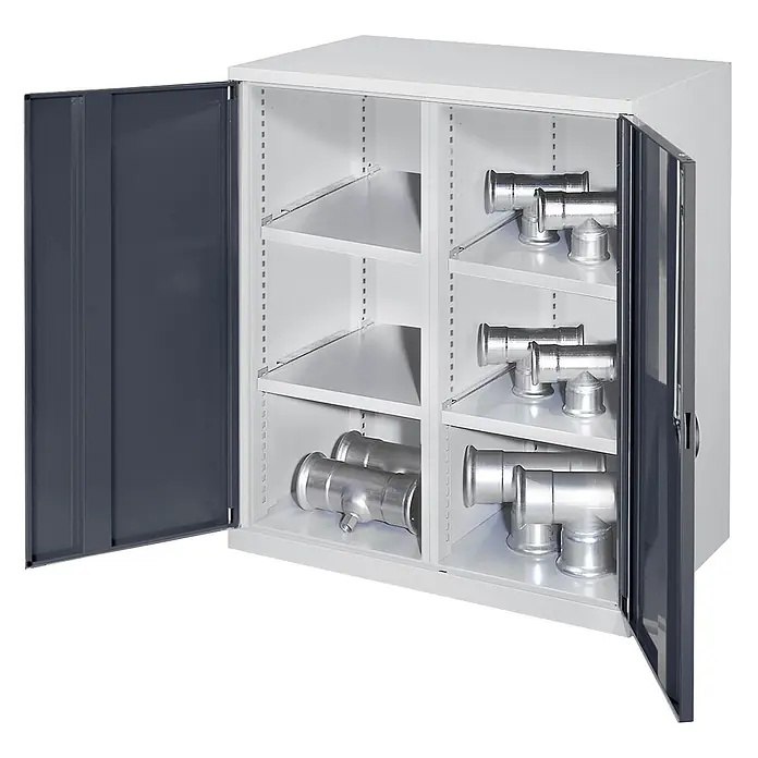 Kappes Metall-Mehrzweckschrank Schwerlast-Beistellschränke mit Mitteltrennwand 1110x1000x600mm Vollblecht - Anthrazitgrau - Hellgrauer Metallschrank mit dunkelgrauen Türen, geöffnet mit verstellbaren Regalböden und silbernen Industrieverbindern.