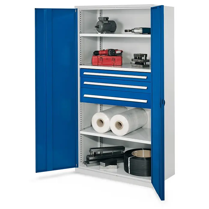 Kappes Metall-Mehrzweckschrank Schwerlastschränke ohne Mitteltrennwand 1950x1000x600mm Modell 46 Vollblec - Enzianblau - Blauer und weißer Industrieschrank mit offenen Türen, Regalen und Schubladen gefüllt mit Werkzeugen und Zubehör.