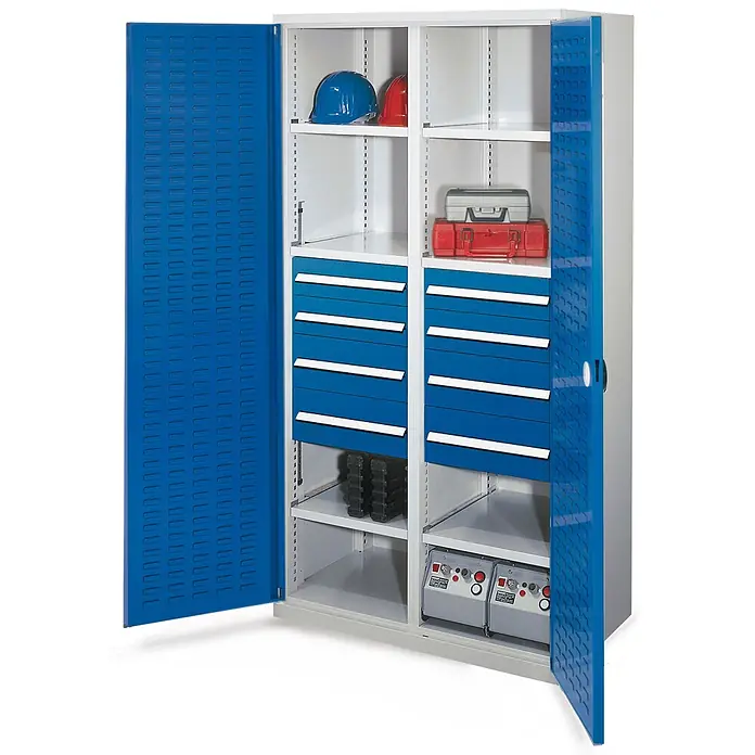 Kappes Metall-Mehrzweckschrank Schwerlastschränke mit Mitteltrennwand 1950x1000x600mm Schlitzplattentüre - 60 cm x 1.000 cm x 1,95 m, Enzianblau - Blau-grauer Industrieschrank mit zwei offenen Türen, Regalen und mehreren blauen Schubladen, gefüllt mit Helmen und Werkzeugen.