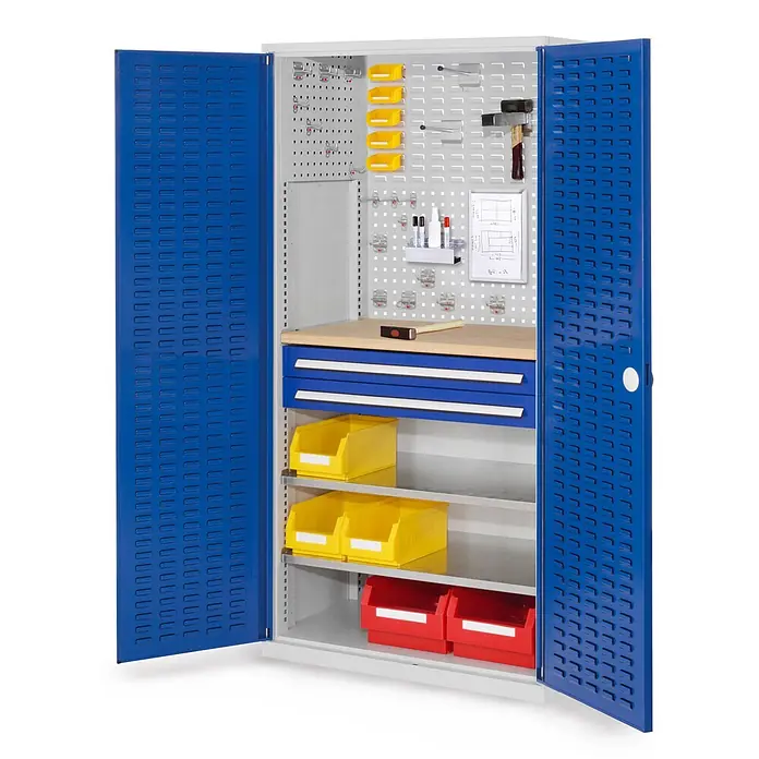 Kappes Metall-Mehrzweckschrank ®RasterPlan Schubladenschränke 1950x1000x600mm Schlitzplattentüren Model - 60 cm x 1.000 cm x 1,95 m, Enzianblau - Blauer und grauer Metall-Werkstattschrank mit offenen Türen, Lochwänden, Werkbank, Schubladen und gelben sowie roten Sortierkästen.