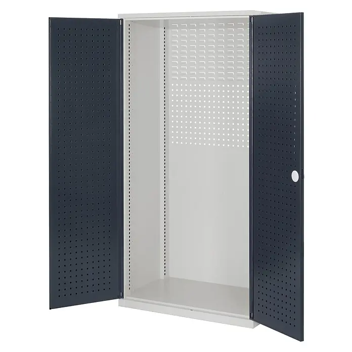 Kappes Metall-Mehrzweckschrank ®RasterPlan Schubladenschränke 1950x1000x600mm Lochplattentüren Modell 1 - Anthrazitgrau - Weißer Metallschrank mit geöffneten dunkelgrauen Lochblechtüren, zeigt interne Lochwände.