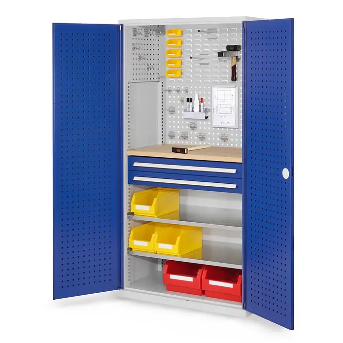 Kappes Metall-Mehrzweckschrank ®RasterPlan Schubladenschränke 1950x1000x600mm Lochplattentüren Modell 1 - Enzianblau - Offener Werkstattschrank mit blauen Lochblechtüren, Holz-Arbeitsplatte, blauen Schubladen und gelben/roten Lagerbehältern.