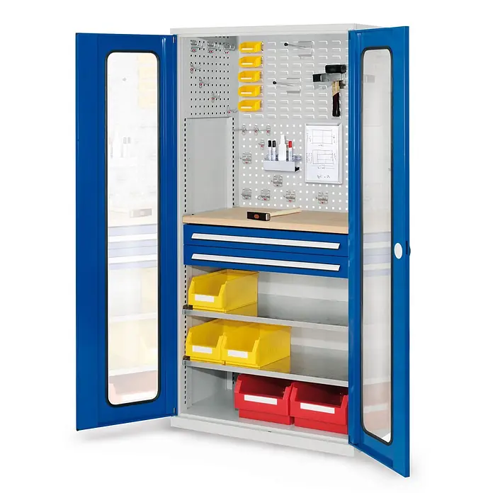 Kappes Metall-Mehrzweckschrank ®RasterPlan Schubladenschränke 1950x1000x600mm Sichtfenstertüren Modell - Enzianblau - Blau-grauer Werkstattschrank mit geöffneten Türen, zeigt eine organisierte Inneneinrichtung mit Lochplatten, Behältern, Schubladen und Arbeitsplatte.