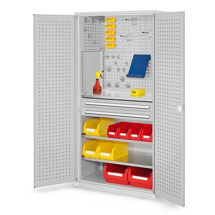 Kappes Metall-Mehrzweckschrank ®RasterPlan Schubladenschränke 1950x1000x600mm Lochplattentüren Modell 1 - Lichtgrau - Grauer Metall-Werkstattschrank mit perforierten Türen, mehreren Ablagen, Schubladen, gelben und roten Lagerbehältern sowie verschiedenen Haken zur Werkzeugaufbewahrung.