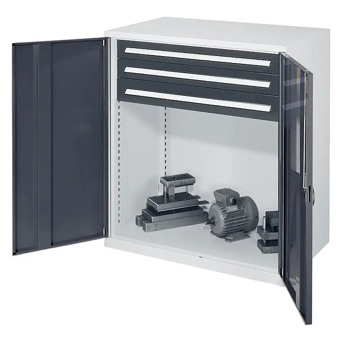 Kappes Metall-Mehrzweckschrank Schwerlast-Beistellschränke ohne Mitteltrennwand 1110x1000x600mm Modell 65 - 60 cm x 1.000 cm x 1,11 m, Anthrazitgrau - Grau-weißer Metallschrank mit offenen Türen, drei Schubladen und einem Regal, das Werkzeuge und einen Elektromotor zeigt.