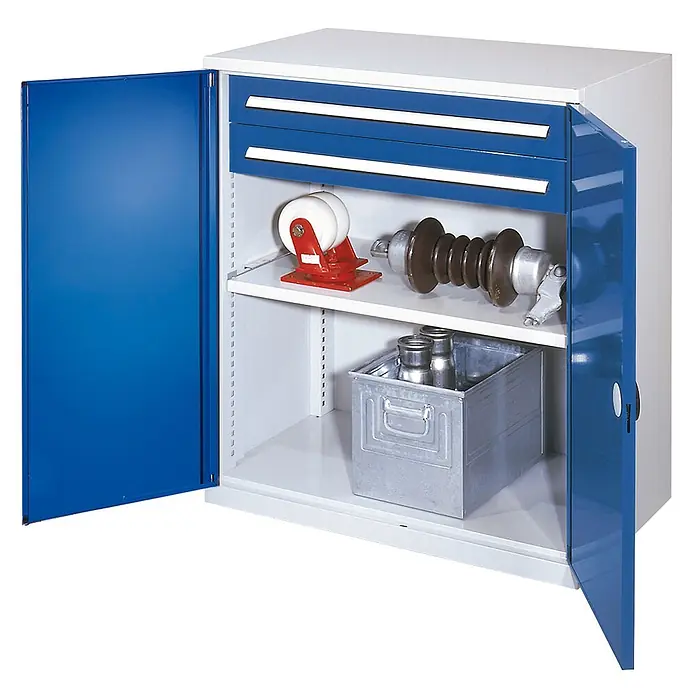 Kappes Metall-Mehrzweckschrank Schwerlast-Beistellschränke ohne Mitteltrennwand 1110x1000x600mm Modell 61 - Enzianblau - Blauer und grauer Metall-Werkstattschrank mit geöffneten Türen, der zwei Schubladen und Fachböden mit Industrieteilen zeigt.