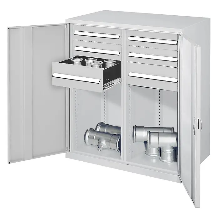 Kappes Metall-Mehrzweckschrank Schwerlast-Beistellschränke mit Mitteltrennwand 1110x1000x600mm Vollblecht - Lichtgrau - Grauer Metallschrank mit offenen Türen, Schubladen (eine geöffnet mit Kleinteilen) und Fachböden zur geordneten Lagerung.