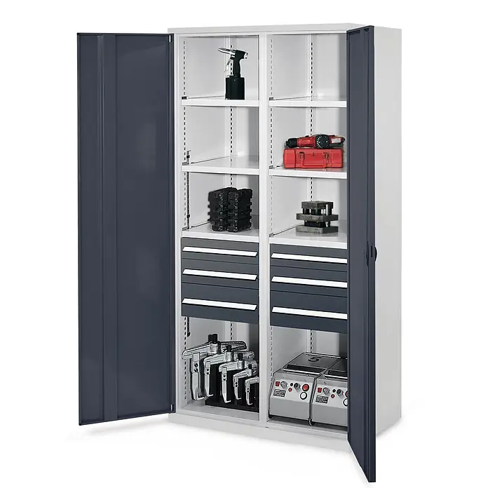Kappes Metall-Mehrzweckschrank Schwerlastschränke mit Mitteltrennwand 1950x1000x600mm Vollblechtüren Mod - Anthrazitgrau - Zweitüriger Metallschrank mit dunkelgrauen Türen und hellem Innenraum, ausgestattet mit mehreren Regalböden und Schubladen für Werkzeuge.